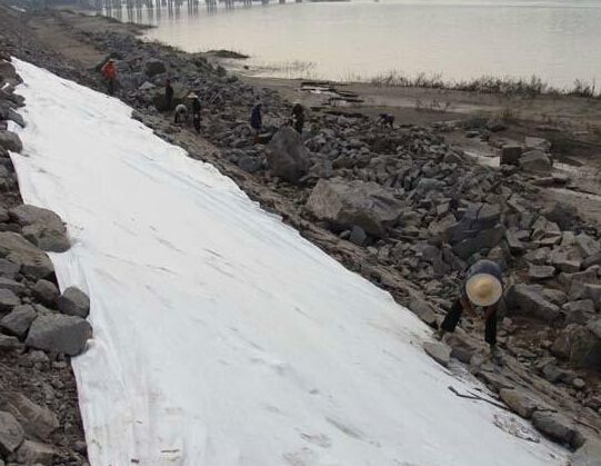 为什么要减少土工膜现场拼接量？