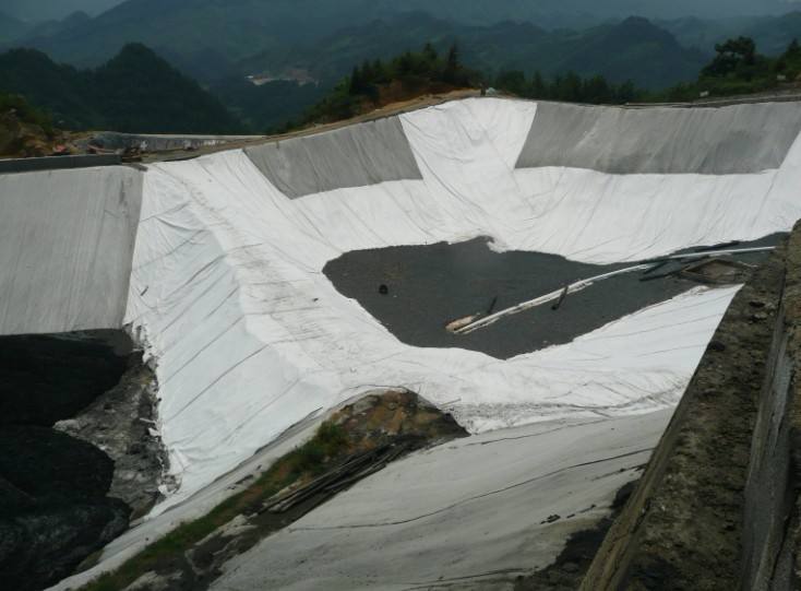 膨润土防水毯在施工过程中遇水是否会丧失防水效果？
