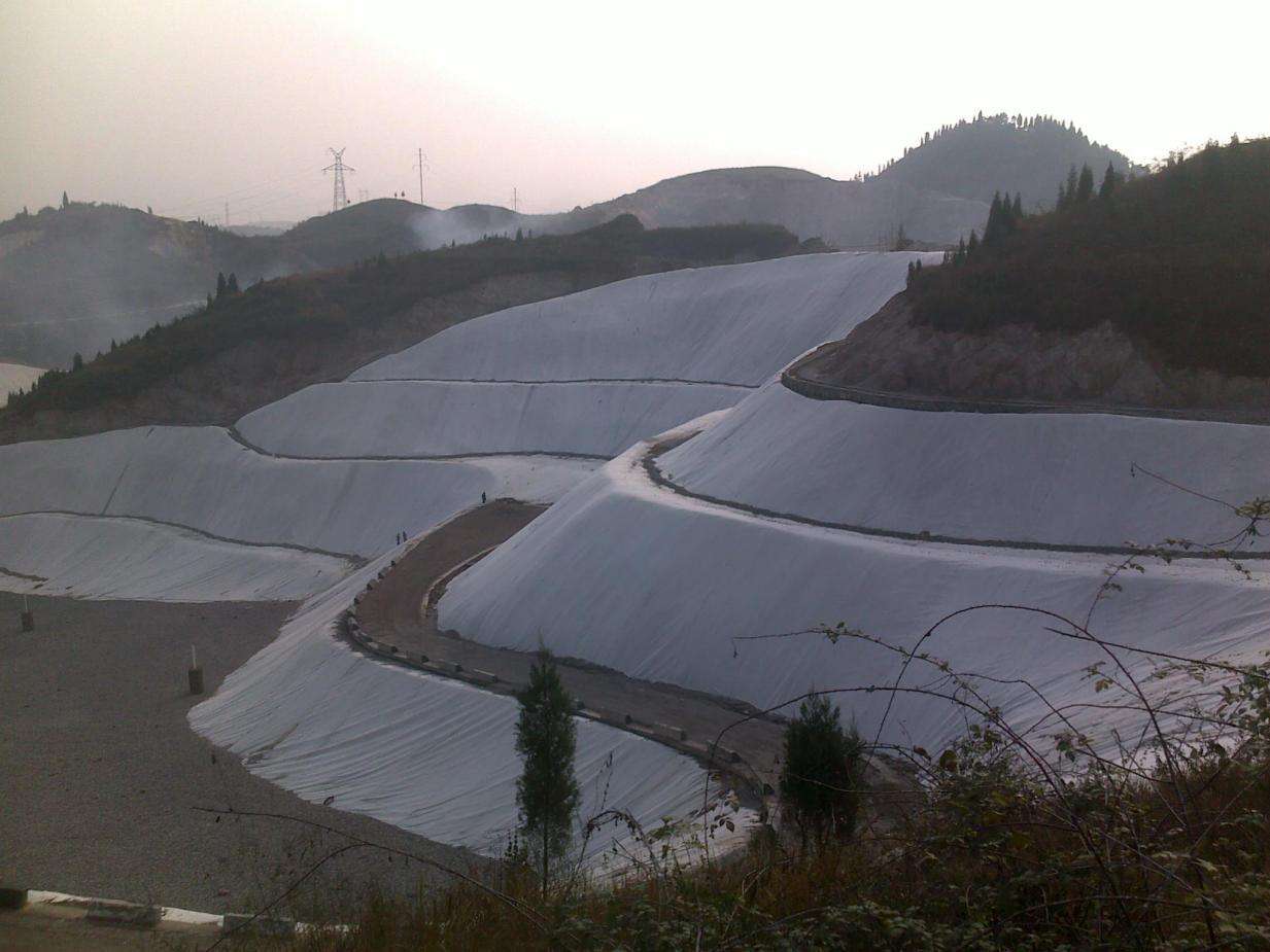 复合土工膜的渗漏量计算包括哪些方面?