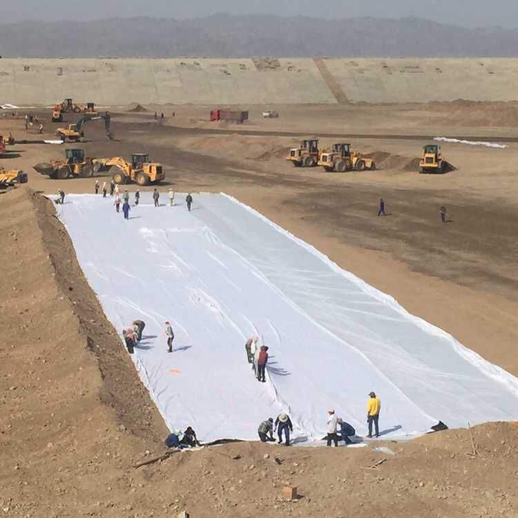 复合土工膜进入现场前需要哪些初步检测？