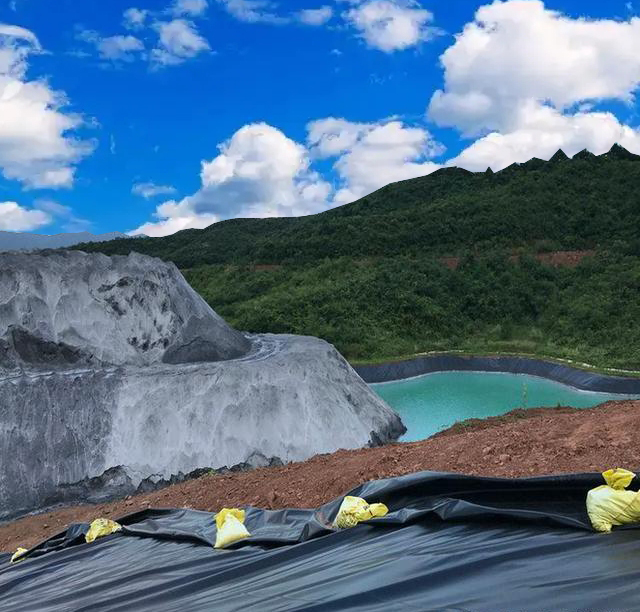 场地位于河漫滩的人工湖如何防止湖水渗漏？